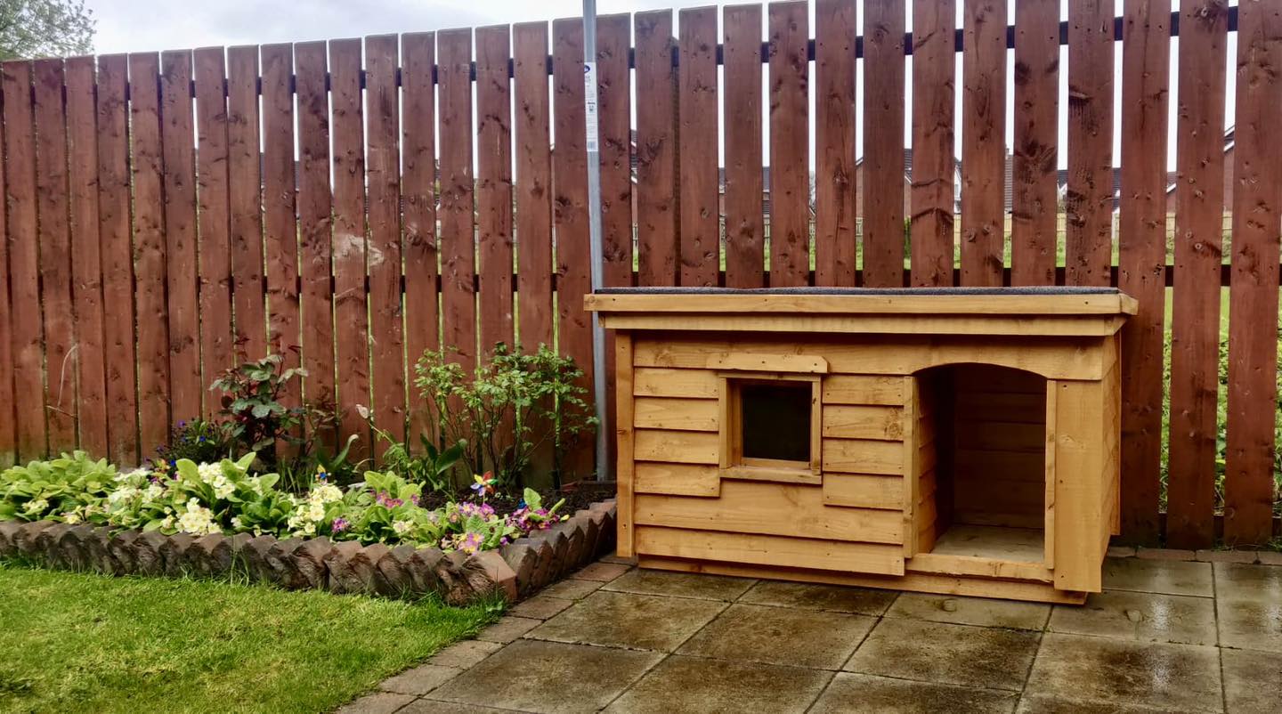 Medium Dog Kennel with Inner Porch Doorway